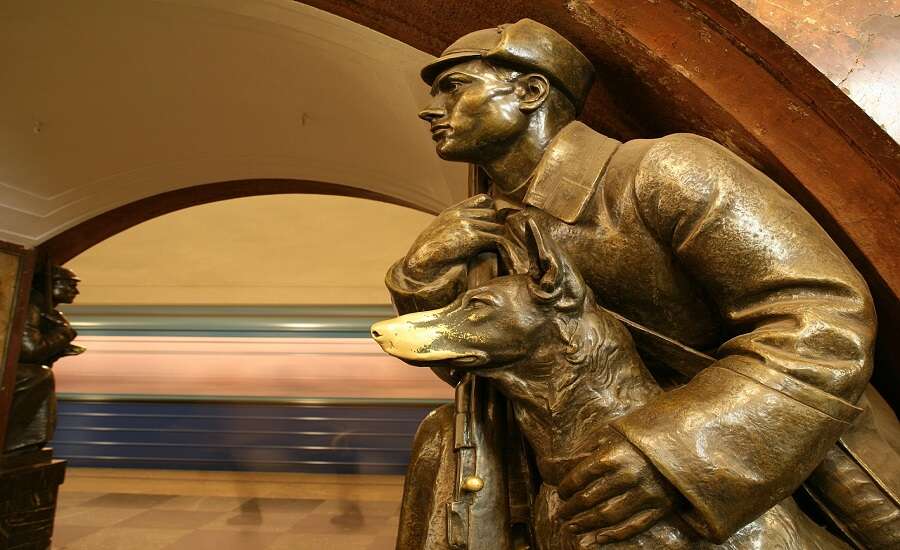 Ploshchad Revolutsii Metro Station